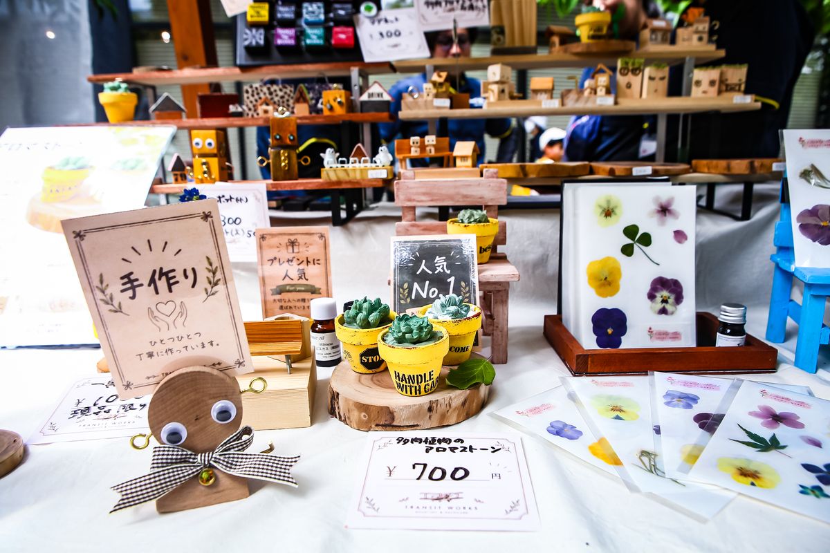 木工雑貨やアロマストーン、押し花シールなど、トランジットWorksの自主製品が並ぶ様子
