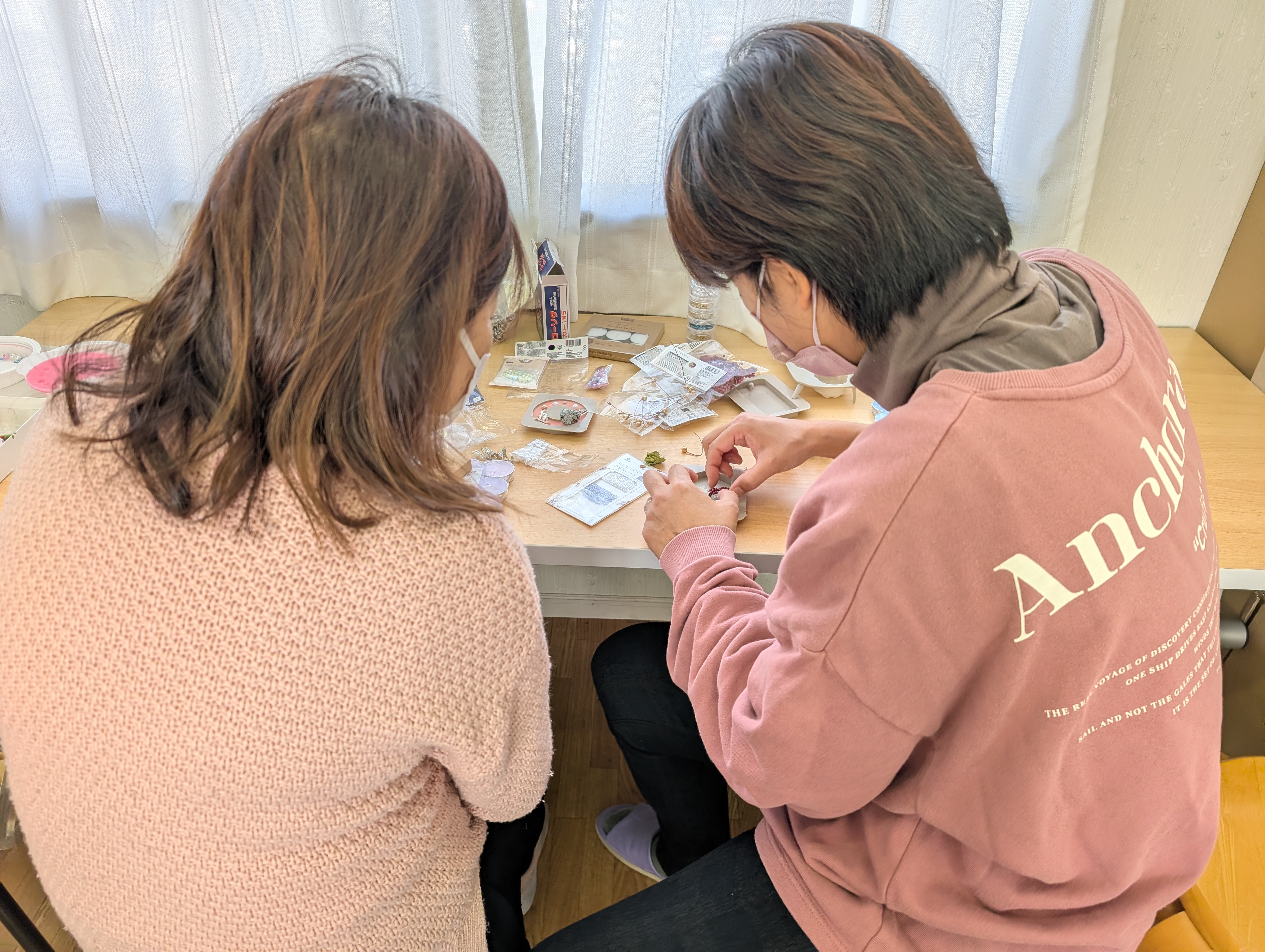 封入・検品・キーホルダー組み立て作業の様子