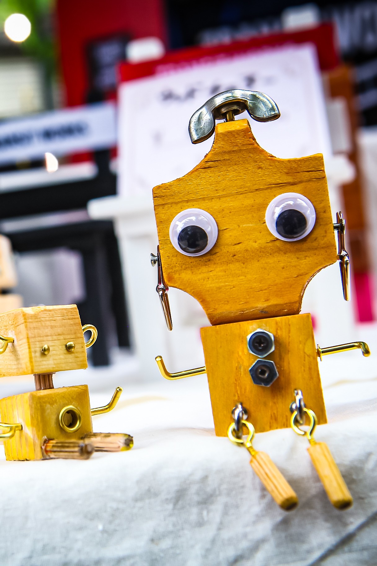 トランジットWorksの木工作品 手作りの木製ロボットのオブジェ